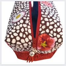 Cargar imagen en el visor de la galería, Handsewn Cosmetic Bag- Red Floral
